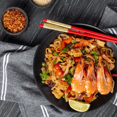 Assiette de nouilles chinoises et crevettes