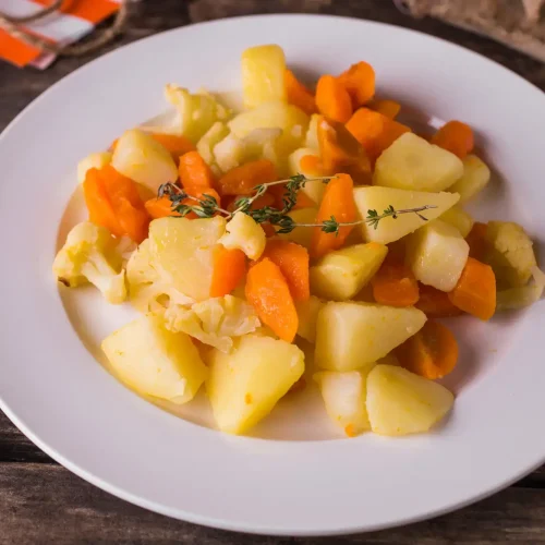 Assiette de pommes de terre et carottes