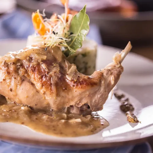 Assiette de lapin à la moutarde