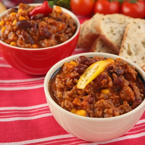 Deux bols de chili con carne