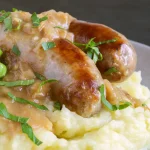 Andouillette à la moutarde servi avec une purée de pommes de terre