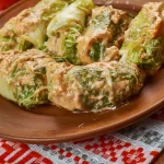 Choux farcis servis dans une assiette
