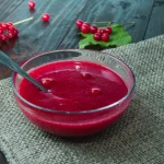 Coulis de fruits rouges servi dans un bol