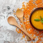 Bol de crème de lentilles corail