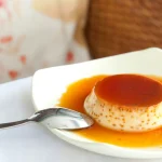 Crème renversée servie avec une cuillère