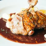 Cuisses de lapin avec sa sauce dans une assiette