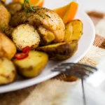 Assiette de cuisses de poulet et de pommes de terre