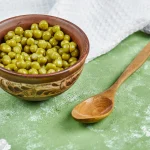 Petits pois nature frais servis dans un bol