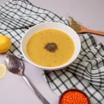 Dahl de lentilles corail servi dans un bol