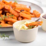 Frites de butternut servies avec ses sauces