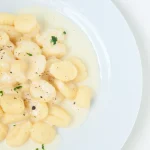 Gnocchi servis dans une assiette