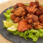 Morceaux de poulet frits servis dans une assiette
