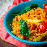 Paella végétarienne servie dans une assiette