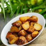 Patate sarladaise servie dans une assiette