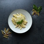 Assiette de pâte penne aux 4 fromages