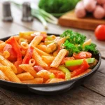 Pâtes complètes avec des légumes servies dans une assiette
