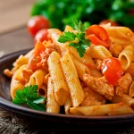 Penne alla norma servi dans une assiette
