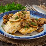 Blancs de pintade aux champignons servis dans une assiette