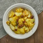 Assiette de pommes de terre et de knacki avec sa sauce cheddar