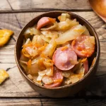 Bol de potée de chou au saucisse