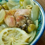 Poulet aux olives servi dans une assiette creuse