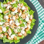 Salade césar servie dans une assiette
