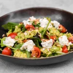 Assiette de salade de brocoli, quinoa et feta