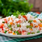 Salade de riz servie dans une assiette