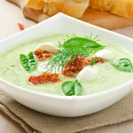 Soupe de courgettes servie dans un bol