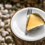 Part de cheesecake servie dans une assiette