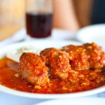 Assiette de boulettes de boeuf marocaine