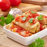 Chou farci à la sauce tomate