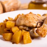 Assiette de cuisses de lapin aux champignons et pommes de terre
