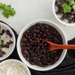 Bol de haricots noirs servi avec du riz blanc