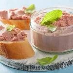 Petit bocal de fois gras et des tranches de pain badigeonnées de fois gras