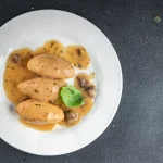 Assiette de quenelles avec sa sauce