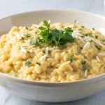 Assiette de risotto à la courgette et au poulet