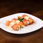 Assiette de roulades de saumon fumé aux asperges servi avec sa sauce
