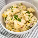 Assiette de salade de pommes de terre sauce au fromage blanc