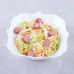 Salade de pommes de terre avec des knacki