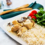 Assiette de sauté de poulet servi avec du riz