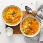 Bol de soupe de carottes, pommes de terre et poireaux