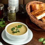 Bol de soupe de pois cassés et pomme de terre