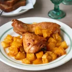 Assiette de cuisses de poulet et pommes de terre