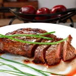 Filet mignon d'agneau servi dans une assiette