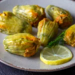 Assiette de fleurs de courgettes farcies