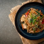 Japchae au poulet et aux légumes