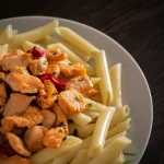 Assitte de macaroni au poulet et au poivron rouge