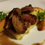 Assiette de magret de canard aux pêches et jus d'orange