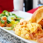 Assiette d'oeufs brouillés au saumon